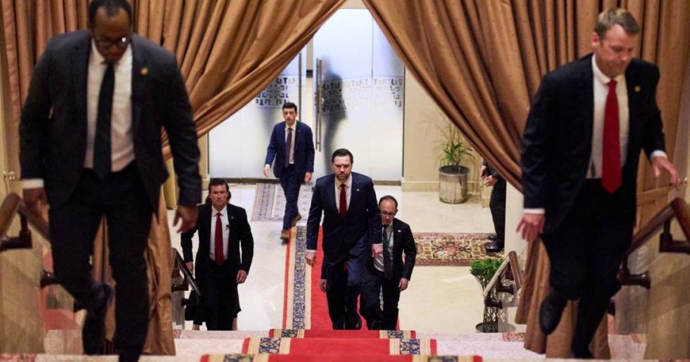 Συνεχίζονται οι συνομιλίες ΗΠΑ και Ιράν - Μεγάλο το χάσμα, βασικό «αγκάθι» τα Στενά του Ορμούζ